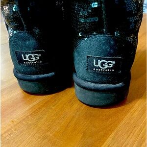 -------------------------
Ugg Sequined Black Boots
Size: 8 USA